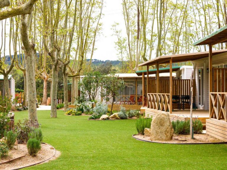 Cottage Tramuntana Premium for 4 people: cottages beside a lawn and trees