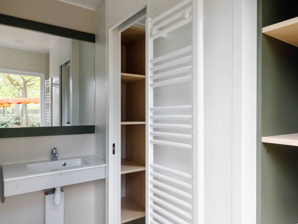Premium pitch with private sanitary facilities: washbasin and mirror