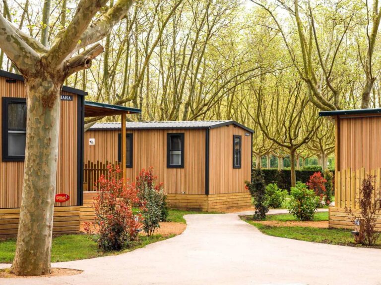 Cottage Palm Empordà Premium for 6 people: Wood-clad cottages among trees