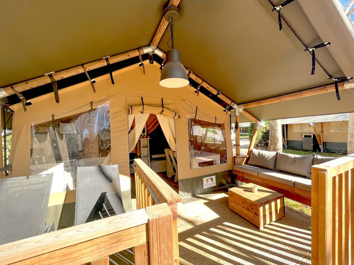 Kenia Lodge Tent 16 m² without bathroom: Lodge tent with seating on the covered terrace