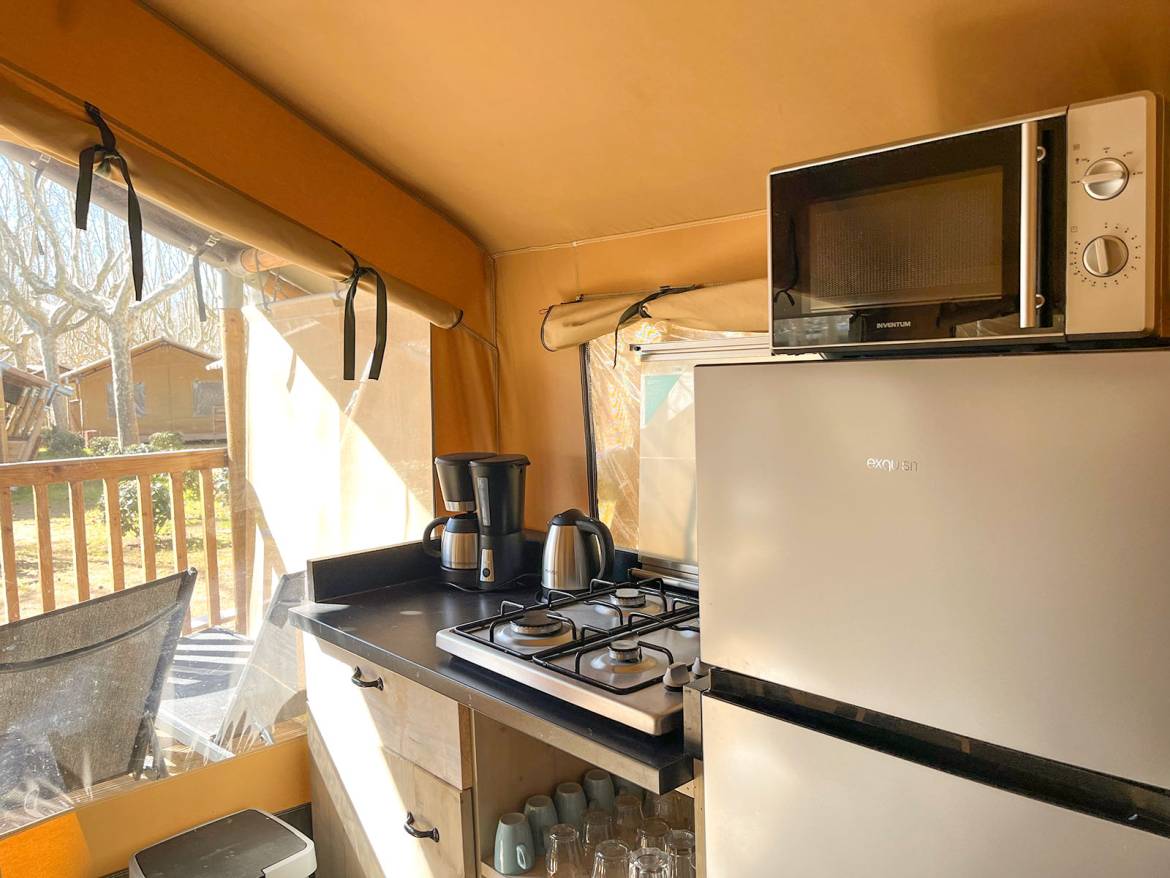 Kenia Lodge Tent 16 m² without bathroom: Kitchen area with hob, microwave and fridge