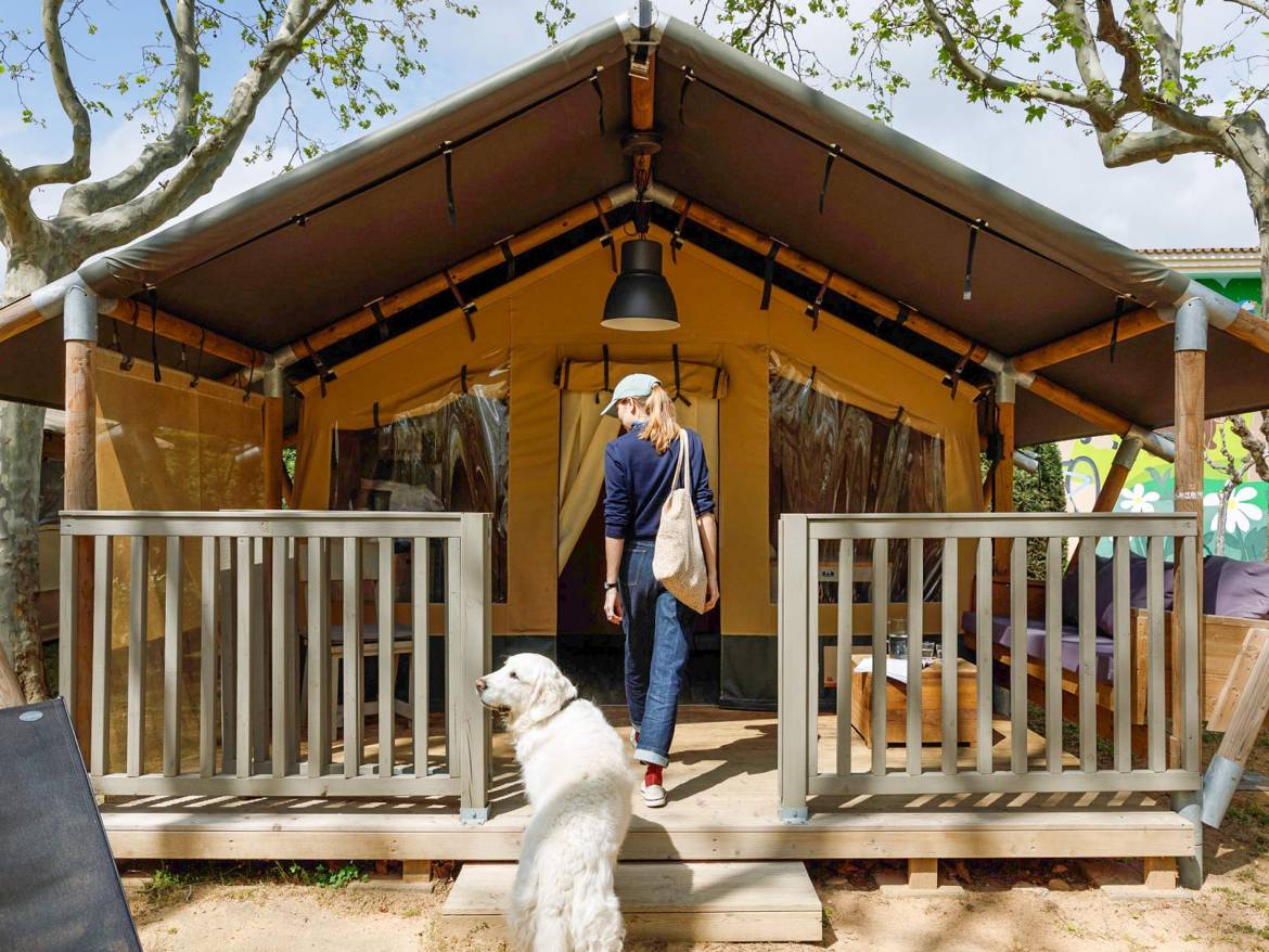 Kenia Lodge Tent 16 m² without bathroom: Person and dog at the lodge tent entrance