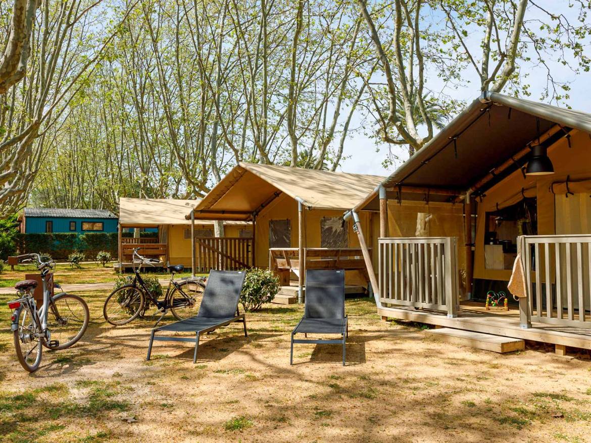 Kenia Lodge Tent 16 m² without bathroom: Lodge tents with sun loungers and bicycles among trees