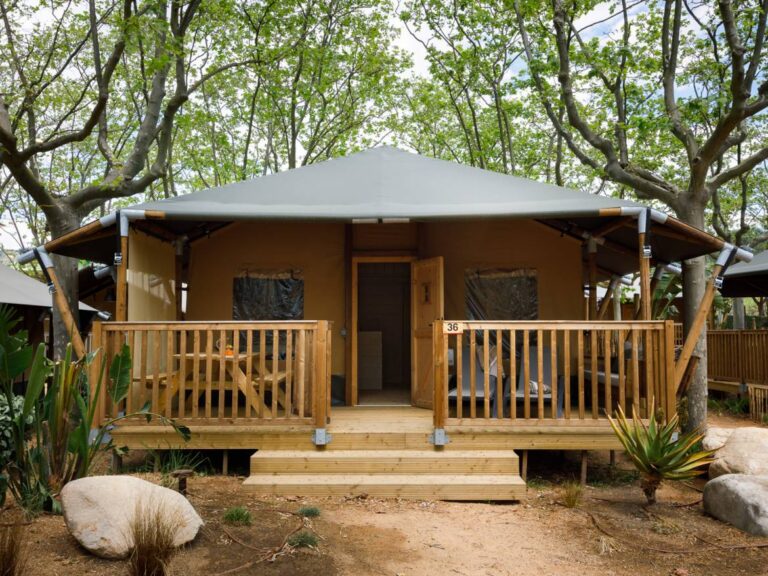 Kenia Lodge Tent 36 m² with bathroom: Lodge tent with wooden veranda and steps